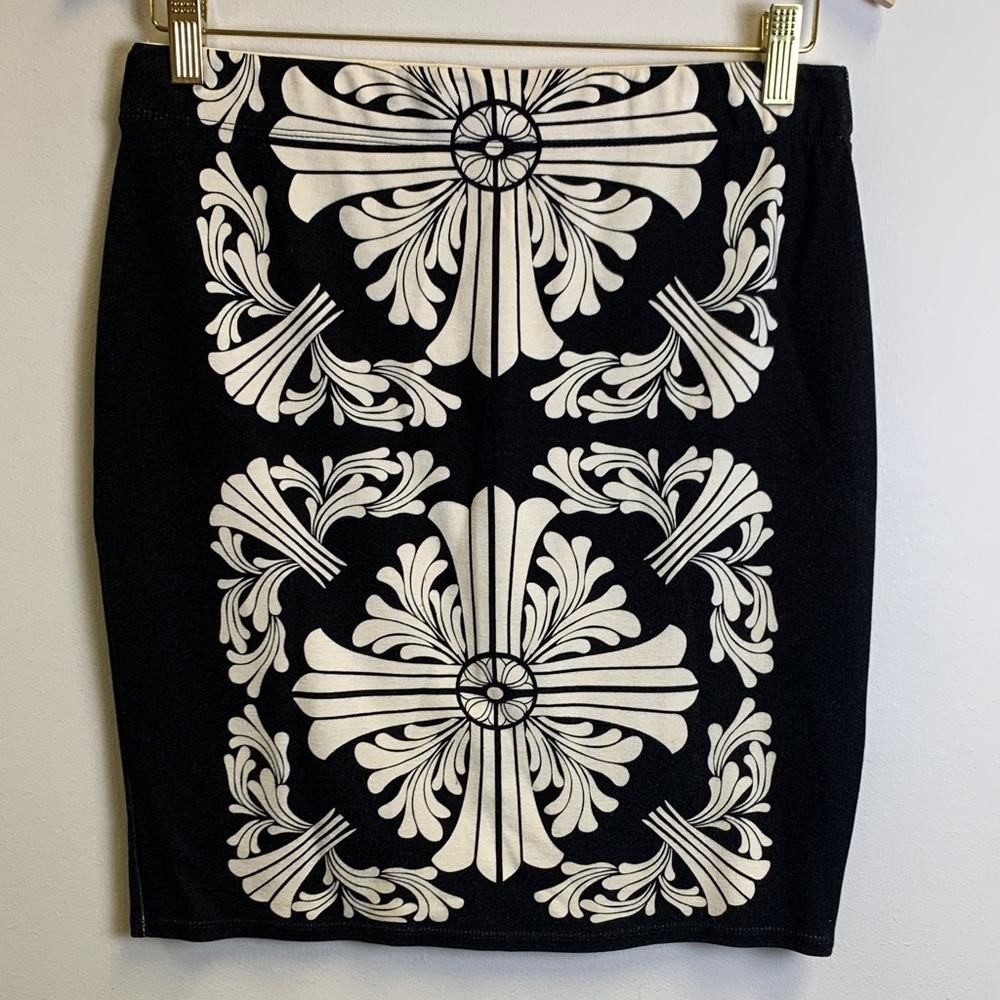 Max Studio Black and White Graphic Pencil Skirt